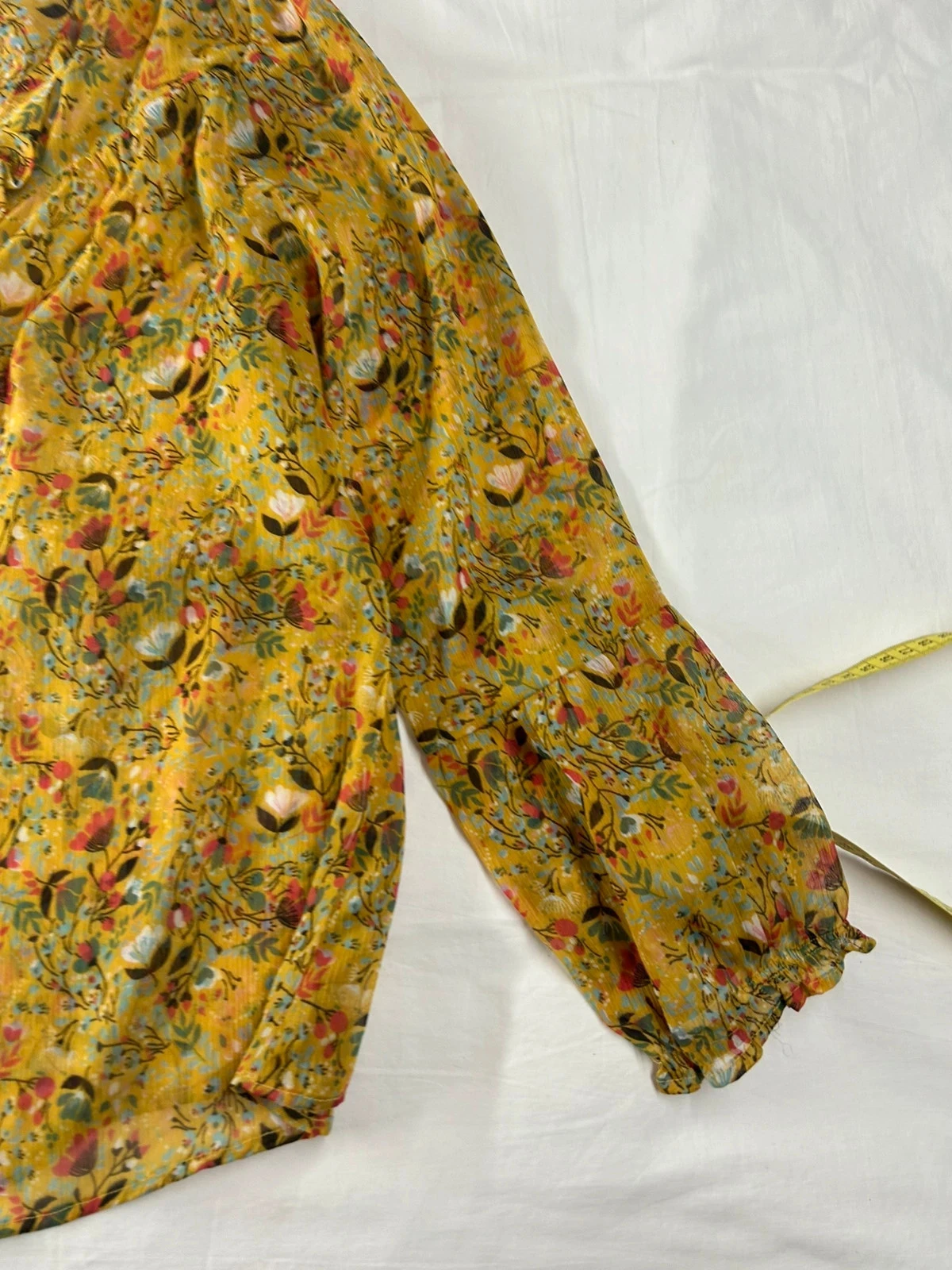 Gele mosterd blouse met lange mouwen en vintage patroon met transparant effect en kant – photo 4